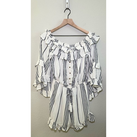 American Eagle Outfitters Pants - American Eagle 3/4 Sleeve Romper Flounce Coastal NEW M White Grey